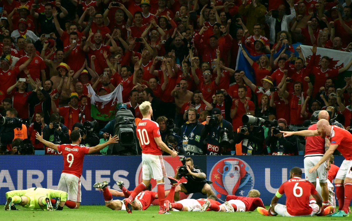 Wales festejando su increíble pase a semifinales de la Euro luego de vencer 3-1 a Bélgica. UEFA.